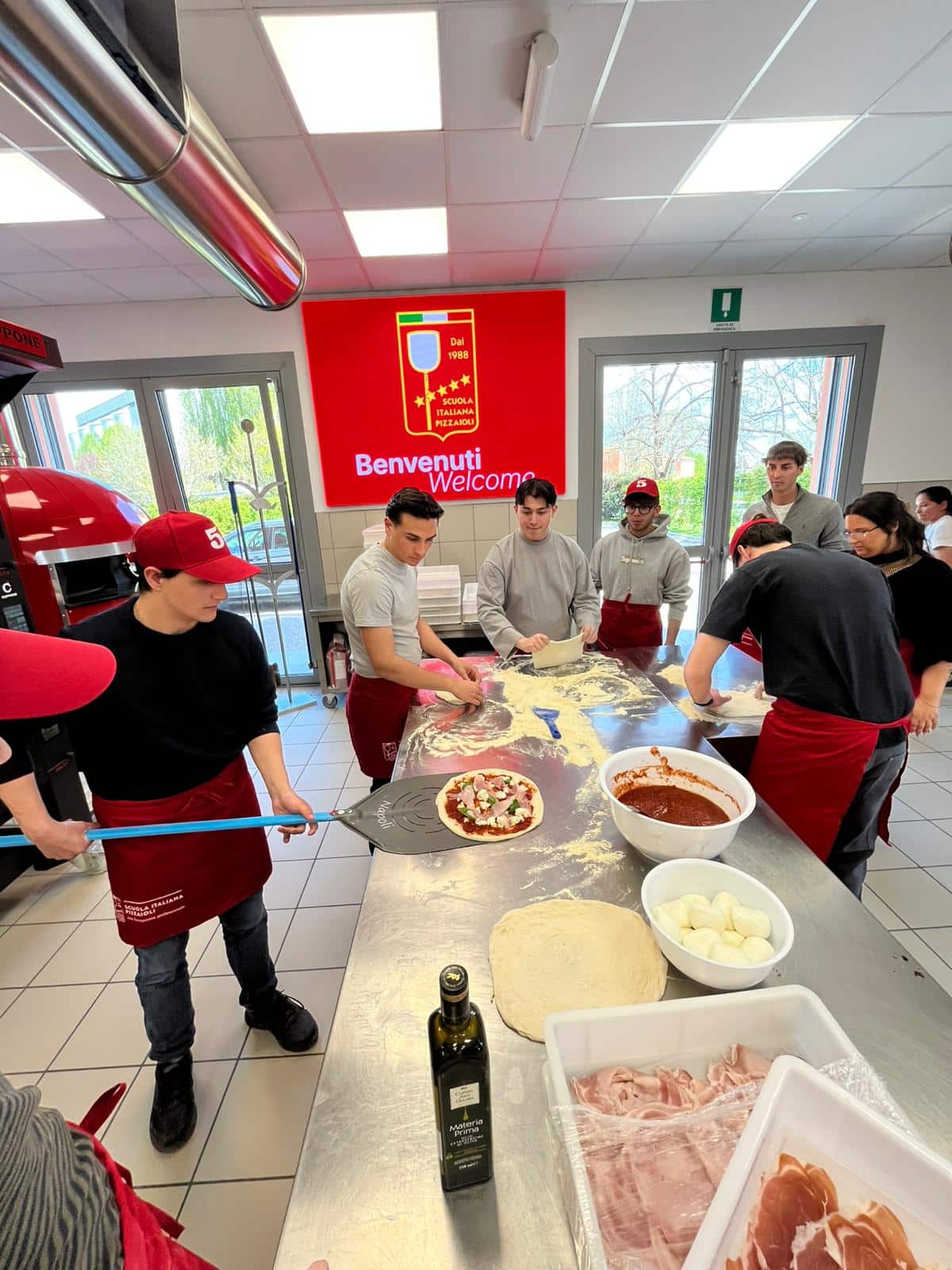 Pizzas, massas e caixas misteriosas: os alunos de Pollenzo visitam a Scuola Italiana Pizzaioli